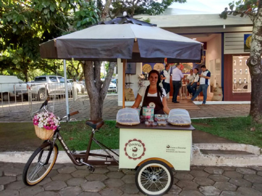 Olha só quem está participando da FeniCafé 2016: a nossa querida Pâmella Luz! Ela chega com Doceria Luz e traz muitas gostosuras e comida boa. Todos estão convidados para prestigiar a feira e ainda poder experimentar o melhor da comida de rua! O #FoodBike da garota está sempre presente nos principais pontos na vizinha Uberlândia. Agora é a nossa vez de prestigiar e saborear isso tudo. Calma que estou chegando ai! #Sucesso 