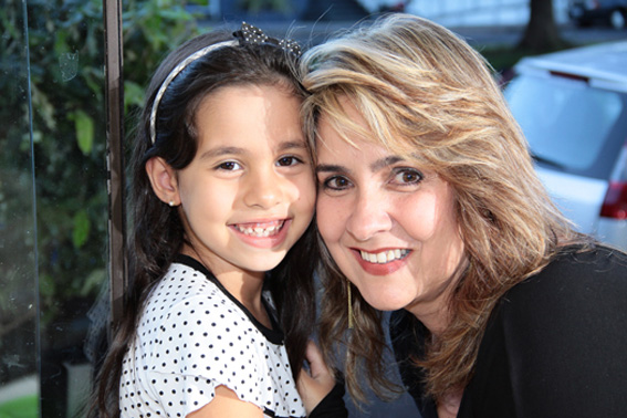 Gislaine Rodrigues Reis, aniversariante do dia 18 e a filha Roberta 