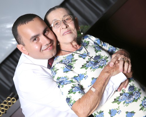 Cumprimentos especiais à senhora Helena Borges Fernandes pelos 82 anos de vida abençoada completados no dia 21. Na foto, seu neto Erick Fernandes para quem ela representa uma verdadeira mãe 