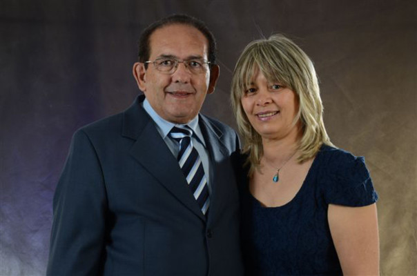 Ilda Akegawa Barbosa, aniversariante do dia 16, com o esposo Ronan Barbosa 