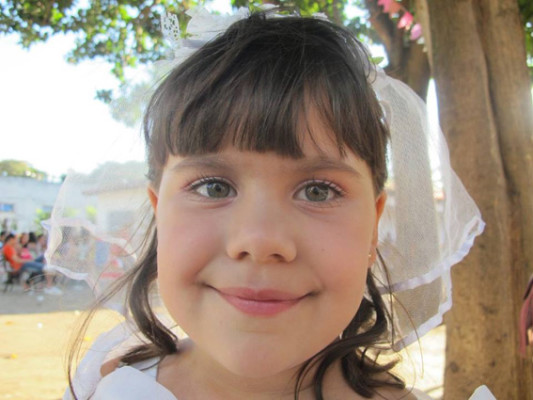 Marianne Montes Xavier recebe o carinho da família pelo seu aniversário de sete anos nesta quarta-feira, 9 