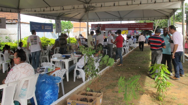 Tenda montada na avenida dois oferece diversos serviços