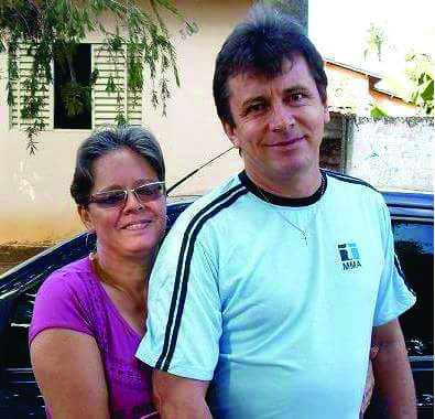 Nivaldo Pereira Bento, aniversariante do dia 24. Na foto, com a esposa Maria Eliete, recebendo também o carinho dos filhos Giovanni e Germanny 