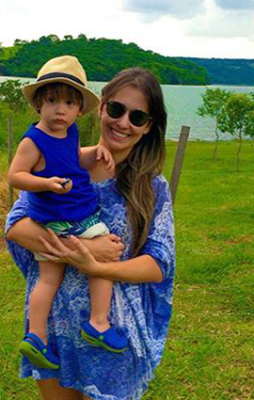 Tharita Gontijo Ávila,  aniversariante de hoje, com o filho João Henrique 