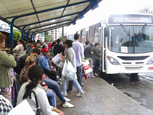 Superlotação é um dos problemas relatados pela comunidade que utiliza o transporte 
