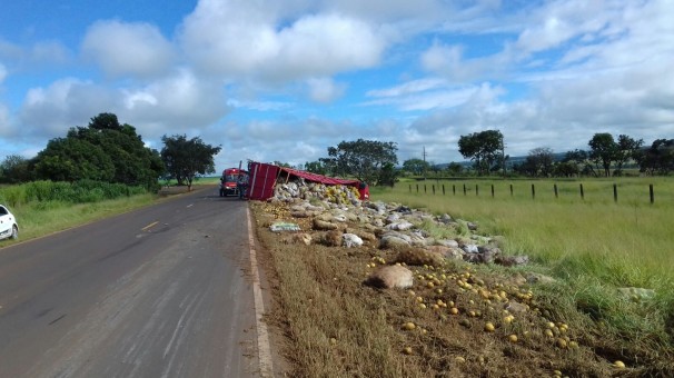 Veículo transportava maracujá  