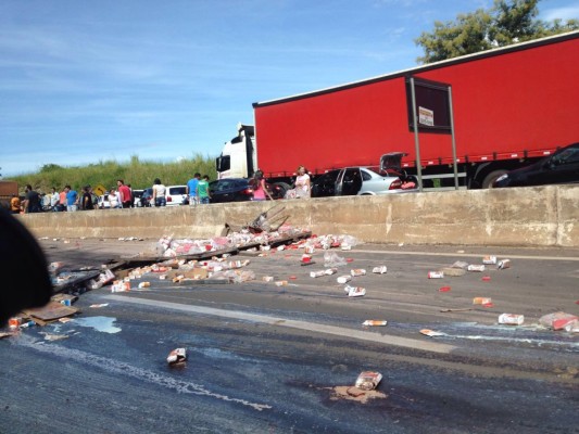 Carga de leite condensado e achocolatado ficou espalhada nos dois sentidos da pista