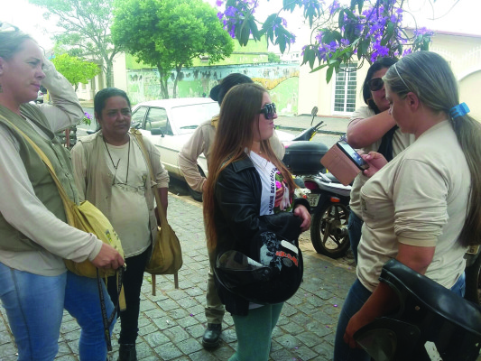 Agentes de combate à endemias que serão exonerados pretendem buscar orientação jurídica