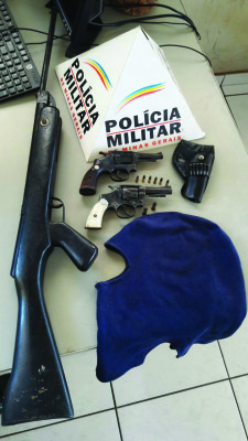 Após denúncia de agressão a criança, policiais encontraram armas de fogo e munição em posse do suspeito