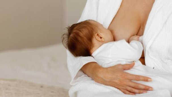 Engasgamentos são comuns enquanto as mães alimentam os filhos com leite materno ou mamadeira (CRÉDITO REPRODUÇÃO/INTERNET)  