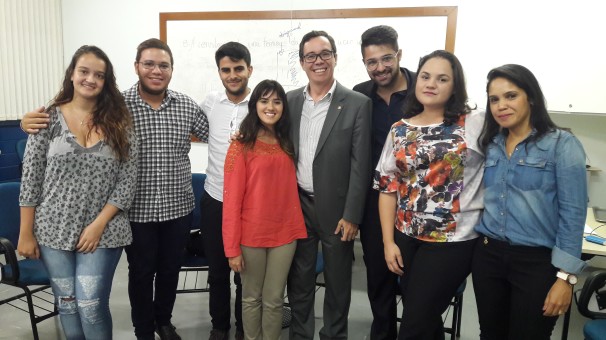 Danielle Gonçalves (GEPDEL/UFU), Lucas Andrade (GEPDEL/UFU), Gianiny Simão (GEPDEL/UFU), Alvina Azevedo (GEPDEL/UFU), Dr. Marco Aurélio Nogueira, (Coordenador do Curso de Direito do IMEPAC), Paulo Aníbal Braganti Júnior (Presidente da Atlética do Direito e Representante do IMEPAC), Lara Marina Ferreira (Chefe da Sessão de Editorações e Publicações do TRE), Ana Cristina Borges Landau (Analista Judiciária do TRE)