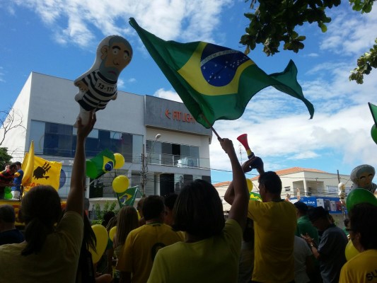 Ato que pede saída de Dilma da presidência teve passeata por ruas de Araguari