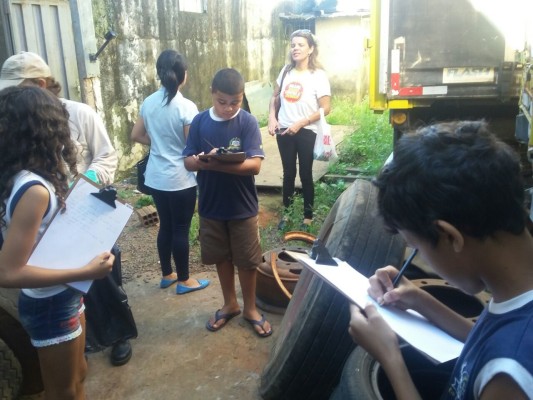 Alunos, educadores e agente de endemias visitaram residências próximas à escola