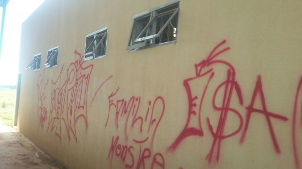 Vandalismo e abandono na quadra esportiva do Bella Suíça II se estendem por mais de um ano