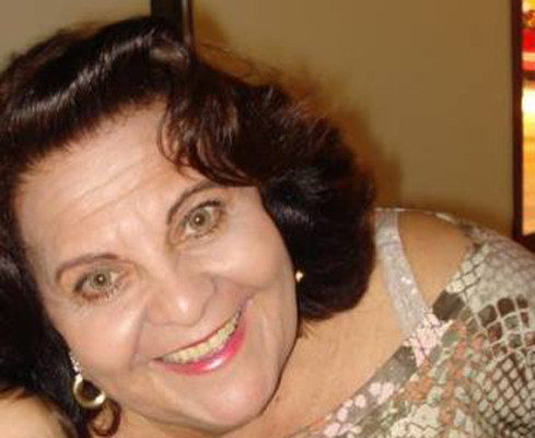 Sandra Zara é dona de uma energia como se trocasse a pilha todas as manhãs. Mantém o rosto iluminado por um sorriso lindo e uma disposição pra ninguém botar defeito. Professora e empresária do Delivery das Arábias.