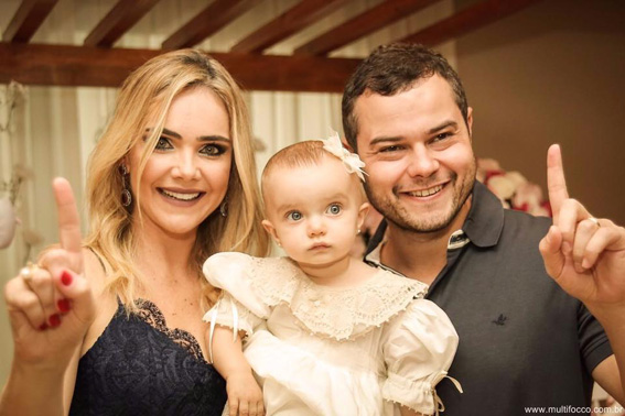 O casal Dr. Thiago Bosi – médico radiologista da Rede Sarah de Reabilitação e Regina Bosi – empresária, celebraram 1 aninho da princesinha Clarice Oliveira Bosi, em Brasília.