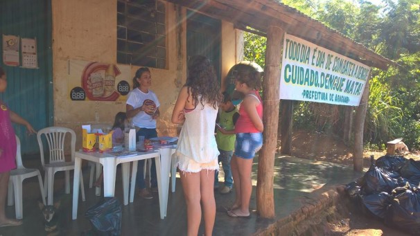Equipe orientou população, visitou residências e recolheu possíveis criadouros do mosquito