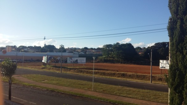 Parece que nós araguarinos continuamos sendo enganados mais uma vez. O prometido shopping não passa de mais uma promessa feita para angariar votos para eleição. E como diria a banda brasiliense Plebe Rude "...até quando esperar, até me ajoelhar, esperando a ajudad e Deus..."