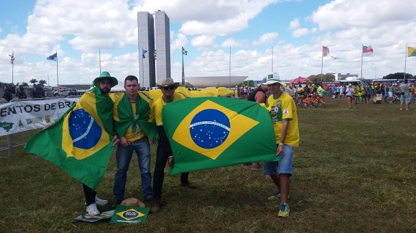Manifestantes pró impeachment se manifestaram em Brasília, próximo à Câmara dos Deputados