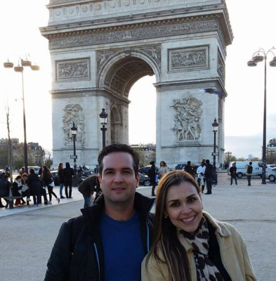 Em tour pela Europa ao lado do seu par Dr. Roberto Gallo, a nutricionista Renata Pelegrini foi pedida em casamento em plena Torre Eiffel. O noivo da “bonitíssima” de Araguari é um conceituado médico de Porto Alegre.