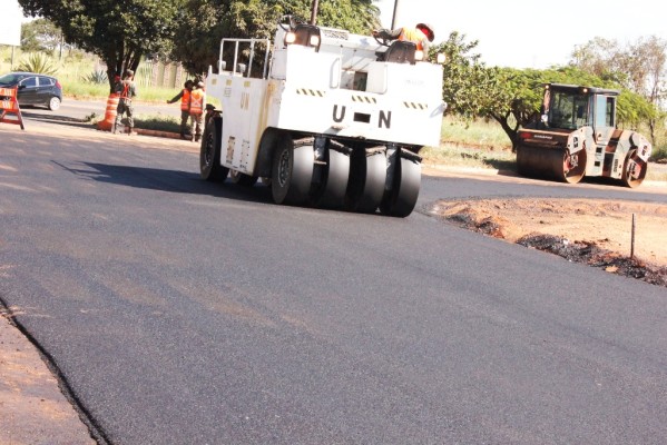 A equipe da secretaria de Obras preparou a rua do Contorno para receber o recapeamento