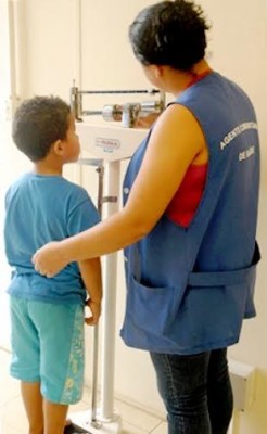 Criança diagnosticada com baixo peso é encaminhada aos cuidados de nutricionista