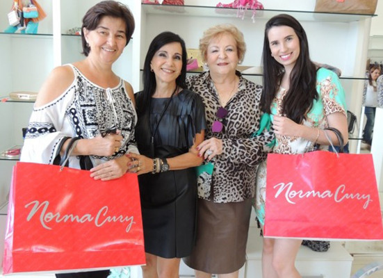 A empresária e socialite Norma Cury recebeu suas clientes e amigas para um sofisticado Coquetel de Lançamento da coleção Outono/Inverno 2016 da Loja Norma Cury. Queridíssimas e super elegantes – Alexandra, Dayse Lemos e Ândria Elias passaram por lá.