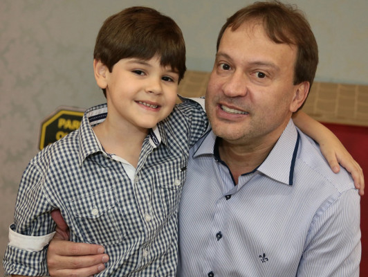 Euler Roberto Coutinho Junior, aniversariante do dia 3, com o filho Matheus Henrique 