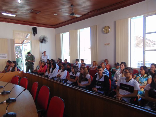 Estudantes, familiares e amigos dos homenageados lotaram o Plenário da Casa durante o ato solene