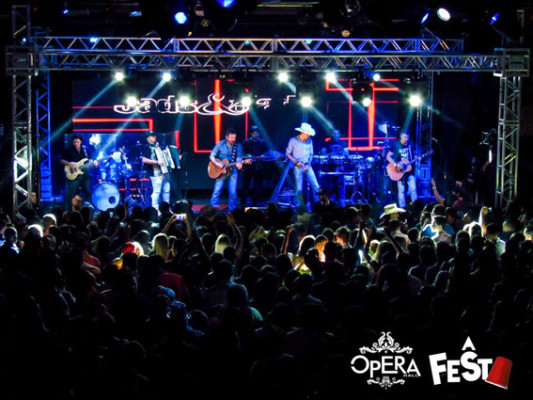 E no dia 1º de abril, o Opera Hall como sempre acertou na mão! Trouxeram um show inédito para a cidade. A vozes da dupla Jads & Jadson. Casa cheia, muita animação e muita gente bonita! Com certeza podemos dizer que o Opera Hall Araguari é o palco do seu espetáculo seja ele qual for! Parabéns meu grande parceiro Sullivan e toda a sua equipe.