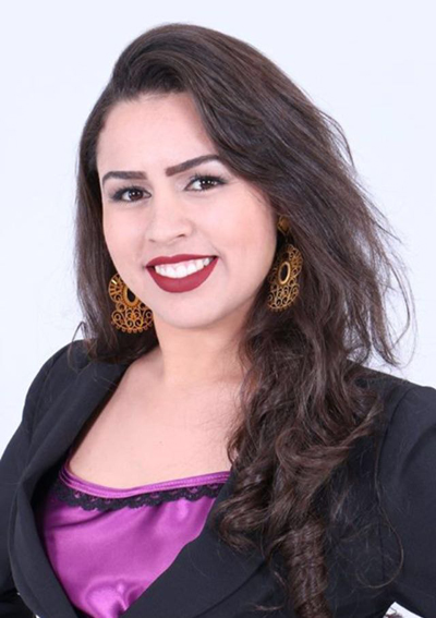 Hoje nossa coluna destaca uma araguarina que eliminou barreiras e conquistou seu espaço no mercado de trabalho. Estamos falando de Joiciene Alves Batista, a primeira surda a se graduar pela Universidade Federal de Uberlândia. Uma menina que além de linda tem muita garra para realizar seus sonhos! A vitória dela é também uma vitória da comunidade surda araguarina, da sua família, dos seus amigos e de todos aqueles que acreditam na beleza de seus sonhos! Parabéns, Joice! Você merece!