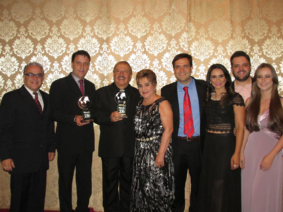 E NOVAMENTE LEVAMOS O MÉRITO EMPRESARIAL PARA A REDAÇÃO DO GAZETA DO TRIÂNGULO.  Aconteceu neste último sábado, dia 9, a premiação do Mérito Empresarial CDL 2016. Mais uma vez nosso Jornal Gazeta do Triângulo levou o prêmio para casa. A surpresa deste ano na redação foi a premiação na categoria Revistas. Depois de oito anos, a Revista Evidência levou o troféu pelo trabalho realizado no ano de 2015. Tenho muito a agradecer aos nossos diretores Darli Amaral e Vanda Monteiro Amaral por acreditar no meu trabalho e no de minha amiga, Talita Gonçalves como editores chefes da Evidência durante o ano de 2015. Na foto equipe Araguari Comunicações – Ernane, Márcio, Darli, Vanda, Gustavo, Dênya, Lucas e Amanda no dia da premiação.