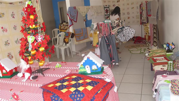 Todos os trabalhos da Feira de Artesanato, foram confeccionados por voluntários de Araguari 