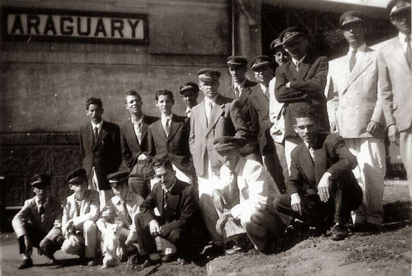 Funcionários da Companhia Mogyana de Estradas de Ferro, na década  de 50 do século passado. 