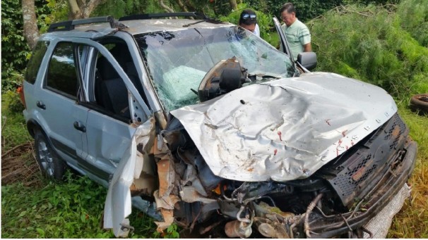 Veículo ficou bastante danificado 