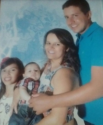 Gabrielle Cristina Mendes  Martins aniversariante do dia 18 ao lado do marido Alison e dos filhos Maria Eduarda  e Heitor 