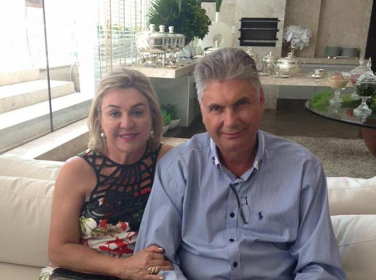  Querida Luzia Antonietti, outra elegante socialite de Araguari, canta parabéns amanhã ao lado do maridão Antonio Carlos Antonietti. Os festejos acontecem em grande estilo! Feliz aniversário!
