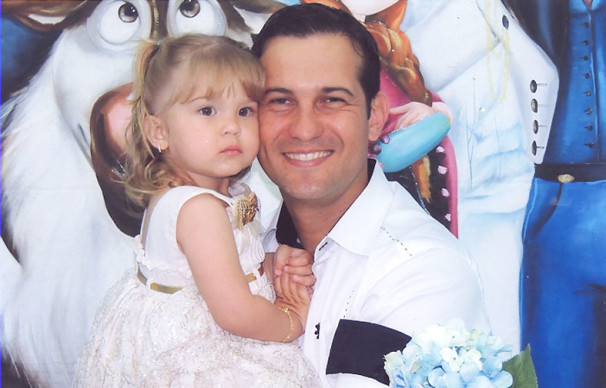 Jorge Fabiano dos Santos aniversariante do dia 12 ao lado da filha Alana recebendo o carinho de toda a família 