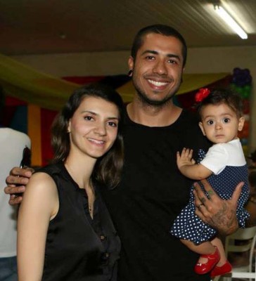 Lylia F. Silva aniversariante do dia 23, com o esposo Thiago e a filha Helena 