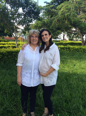 Maria Ivonete Ribeiro França, aniversariante do dia 3, com a filha Kelly 