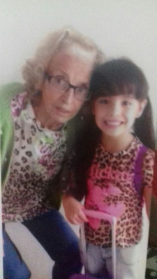 Maria Joaquina Felício aniversariante do dia 28 ao lado de sua bisneta Manuella Carrijo Feli