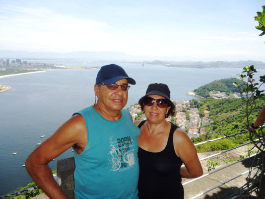 Ondina Peixoto aniversariante do dia 27, ao lado do marido Carlos Alberto em foto tirada no Corcovado (RJ) 