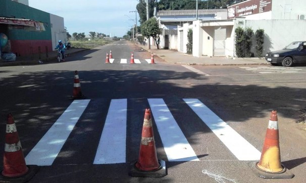 Pintura estratigráfica foi realizada em várias ruas do bairro São Sebastião durante esta semana