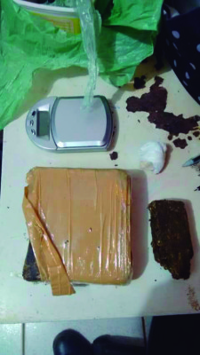 Polícia prende duas pessoas e localiza porções de entorpecentes que seriam comercializados 