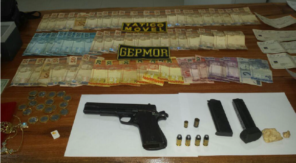 Na residência do suspeito, foram encontrados mais de R$ 3 mil em dinheiro e R$ 40 mil em cheques