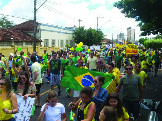 Araguarinos contrários ao governo se prepararam para acompanhar a votação da Câmara, seja em Araguari ou em Brasília
