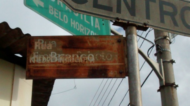 As condições das placas atrapalham o serviço de mototaxistas