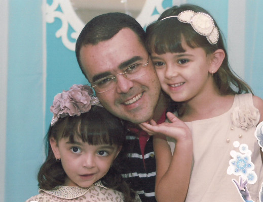 Rodrigo Sérgio de Oliveira aniversariante do dia 24 ao lado das filhas Laís e Amanda 