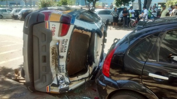 Veículos se chocaram em acidente próximo à praça do Rosário no último domingo, 3