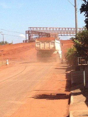 Poeira causa transtorno aos moradores do local